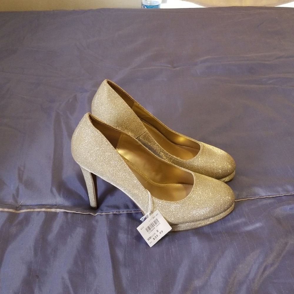 Gold pumps